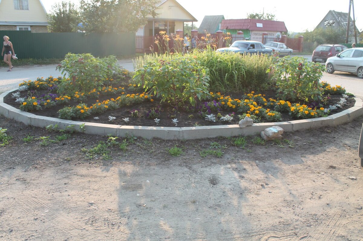 Центр с продуктовым и строительным магазином