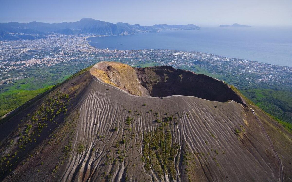 Вершина Везувия в наши дни.