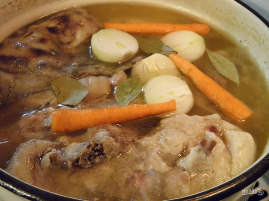 Лук и морковь можно кидать практически целиком