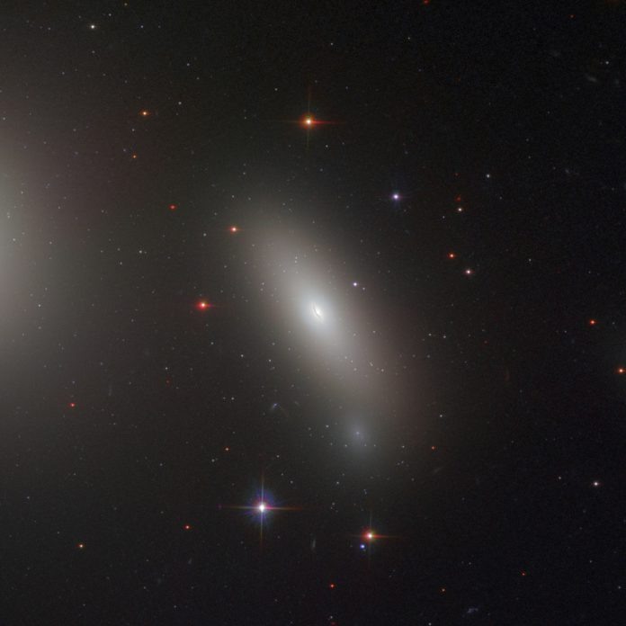 Галактика NGC 1277 — след ранней Вселенной | NASA.

