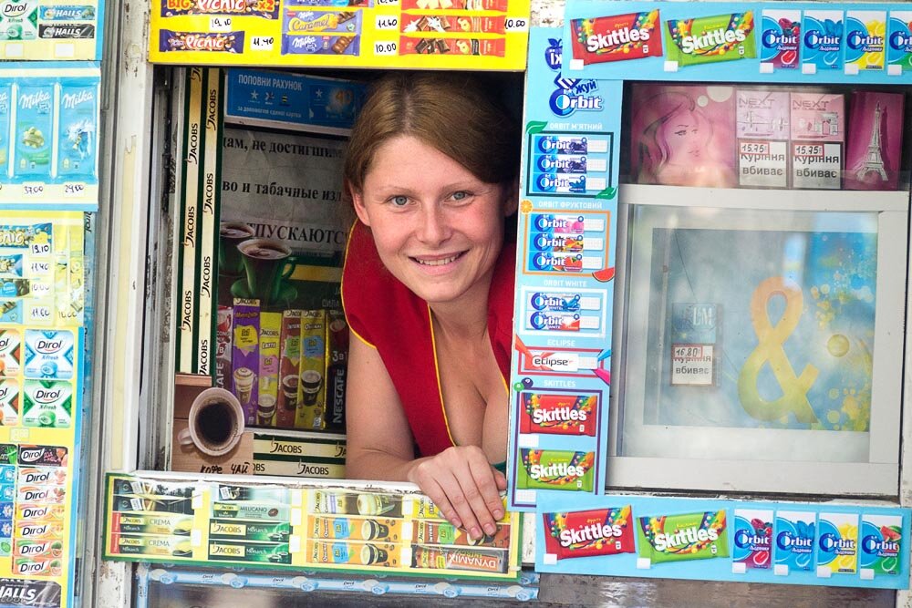 Девушка в окошке