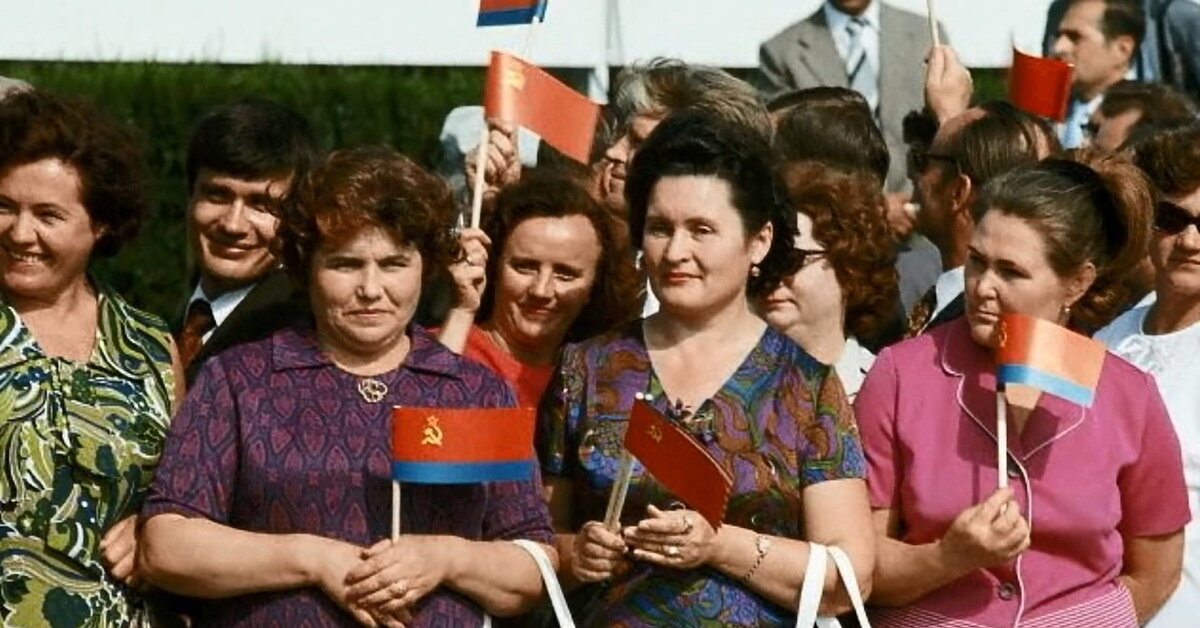 Судя по состоянию кожи, этим женщинам на фотографии до 50 ещё далеко. Но сегодня так не оденется даже пенсионерка. Фото: Яндекс Картинки