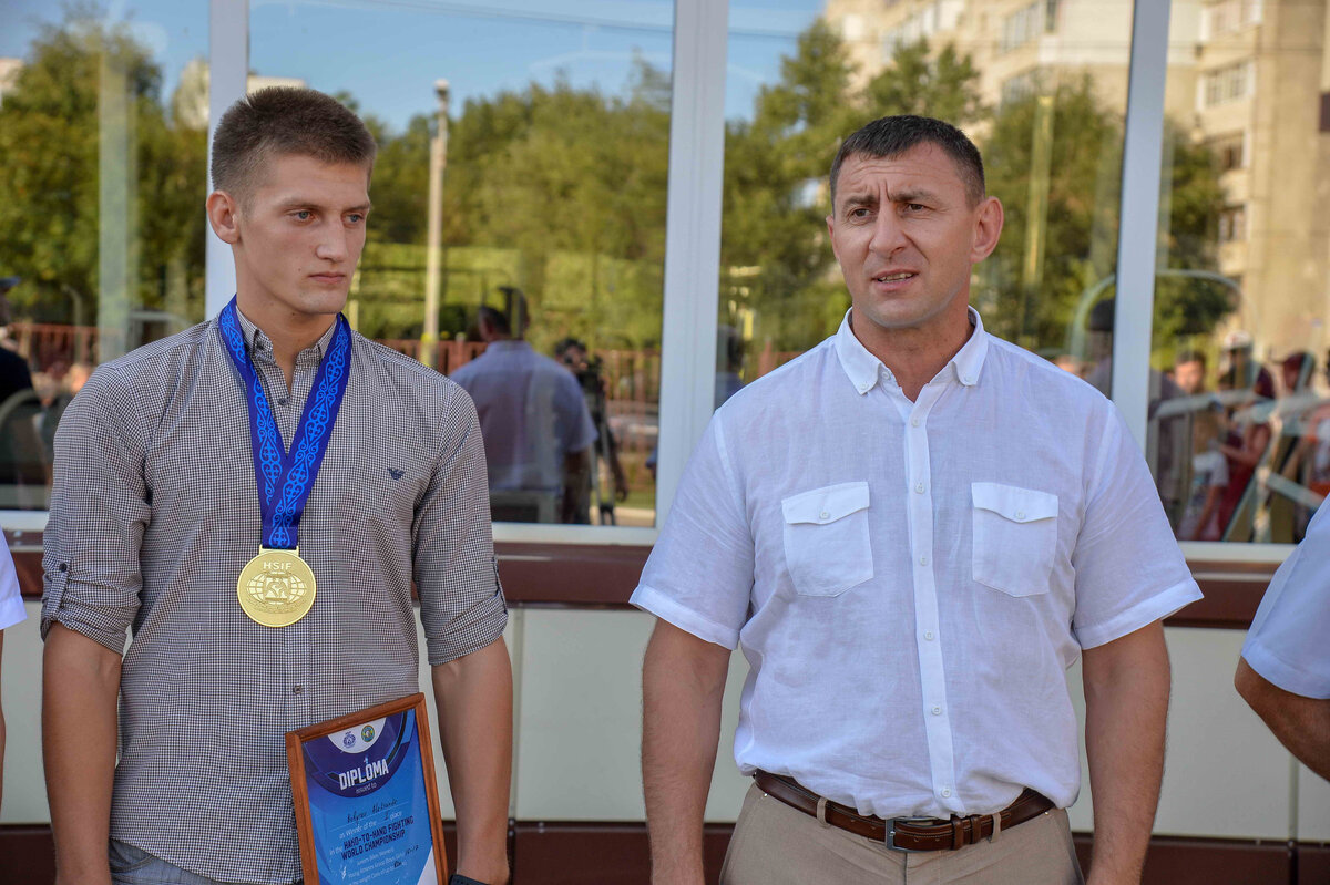 Андрей Парыгин со своим воспитанником трёхкратным чемпионом Мира по рукопашному бою Александром Бобыревым (на фото слева)