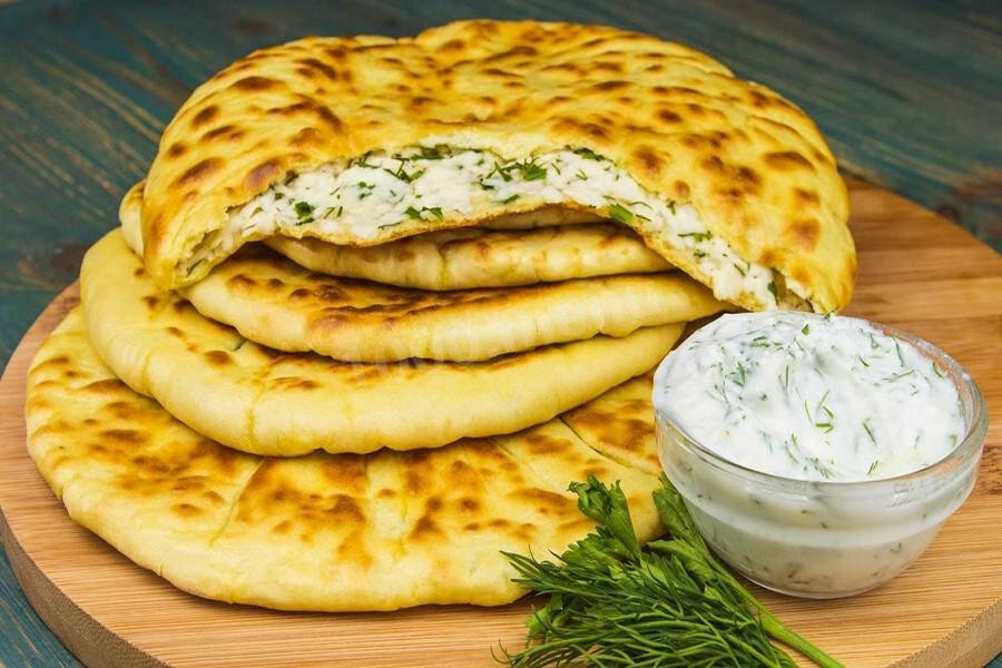 Хычины - лепёшка с творогом, рассольным сыром или мясной начинкой с зеленью, национальное блюдо карачаевцев и балкарцев.