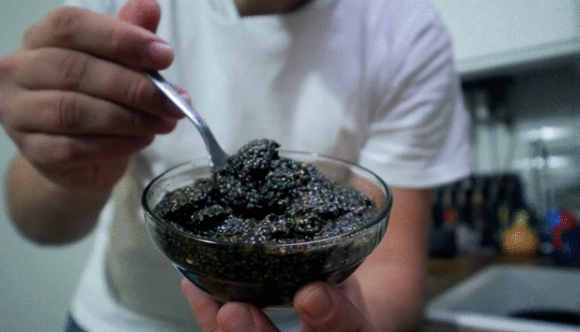 Черная икра готова. Можно похвастаться перед гостями.