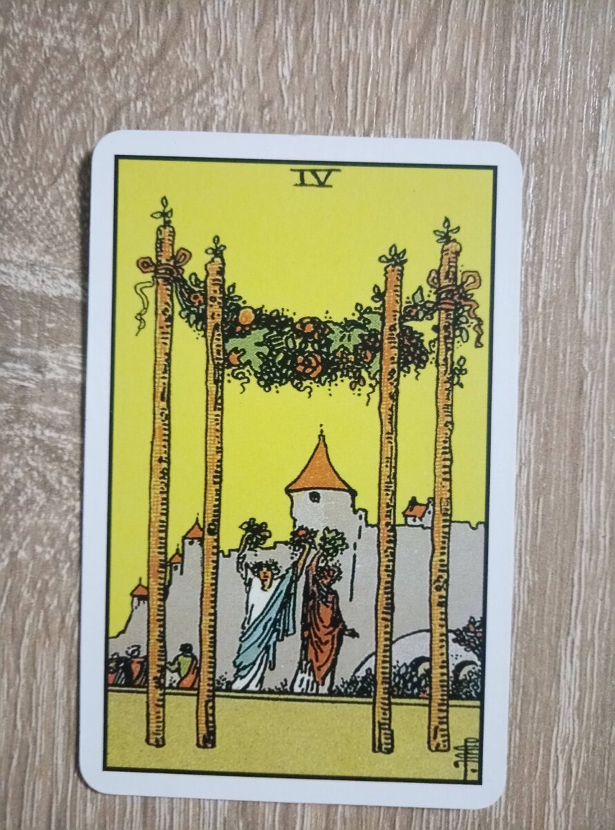 Четверка жезлов таро уэйта. 4 жезлов уэйт. Карта райдера уэйта 4 жезлов таро. 4 жезлов райдер уэйт. 4 жезлов таро уэйта.