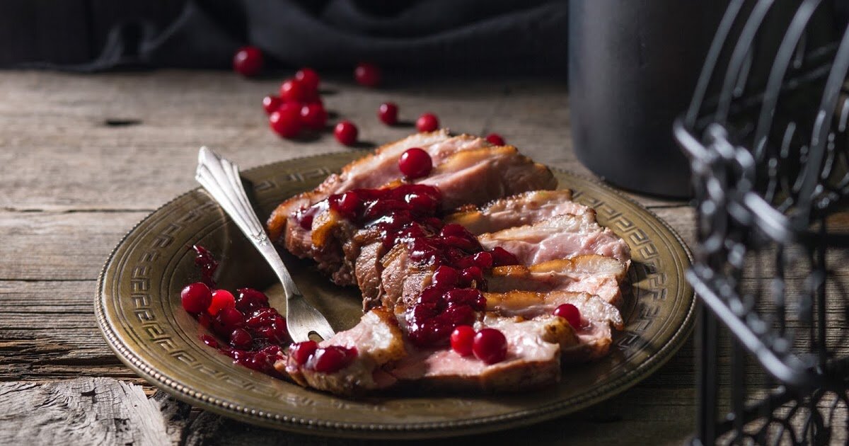 Свинина брусника. Говядина с клюквенным соусом. Блюда с брусникой. Свинина брусника. Свинина брусника.