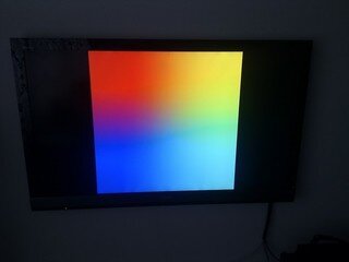 В свежих прошивках после загрузки самой прошивки (start.elf) отображается разноцветный квадрат. В будущем, квадрат будет заменен на консоль командной строки Linux. Однако, в настоящее время, если возникает такой квадрат и загрузка останавливается, это означает, что не получилось загрузить файл kernel.img. Попробуйте заменить этот файл исправным.