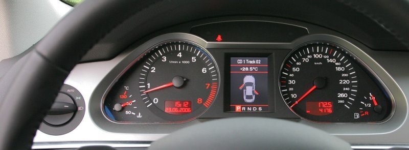 Причины продаж практически новых автомобилей В каждом конкретном случае причина продажи такого автомобиля будет отличаться. По словам профессиональных автоподборщиков, лишь десять процентов таких автомобилей будут удачной покупкой. Тогда как во всех иных случаях либо состояние такого автомобиля будет далёким от идеала, либо он восстанавливался после ДТП или же у конкретного экземпляра имеются проблемы юридического экземпляра.

Причиной продажи такого относительно нового автомобиля может быть такая ситуация, когда продавцу срочно требуются  деньги или же машина по каким-либо причинам ему не подошла. В подобном случае такая покупка может быть по-настоящему удачной и выгодной. Даже приобретая годовой автомобиль, который пробежал от силы 20 тысяч километров, можно сэкономить 20-25 процентов от его первоначальной стоимости.

Часто причиной продажи автомобиля является наличие у машины технических проблем. В отдельных случаях поломки авто не подпадают под гарантию или автовладелец экономил на обслуживании и сразу же после покупки потерял гарантию. Чтобы избежать приобретения такого проблемного авто необходимо будет проводить комплексную проверку авто в специализированных центрах. Помните, что желание сэкономить на диагностике в последующем может привести к необходимости капитального ремонта, замены АКПП или двигателя.

 

Также не редкость наличие у совсем нового автомобиля проблем юридического характера. Сегодня большая часть машин покупаются новыми за счёт заёмных средств в банке. Такой автомобиль будет находиться в залоге в банке до момента полной выплаты ссуды. Используя дыры в законодательстве, нечестные на руки продавцы получают новые ПТС, пытаясь продать такой автомобиль. В последующем, как только банку перестанут приходить платежи по ссуде, они объявят такую машину в розыск, после чего ее быстро изымут у покупателя.

Относительно новые автомобили часто продают страховые компании, в которых эти машины были застрахованы на полное каско, а после серьезной ДТП за них было выплачено возмещение владельцу машины. После восстановления машины страховые компании пытаются их продать, причём мало кто из них будет уведомлять потенциального покупателя о том, что такое авто побывало в серьезной аварии. Стоит ли говорить, что от покупки подобной машины следует отказаться, так как в последующем неизменно появятся проблемы с ее эксплуатацией.

Подведём итоги
Покупка автомобиля с малым пробегом – это прекрасная возможность сэкономить на приобретении авто. Однако при выборе такой машины необходимо проводить тщательную диагностику авто и проверять его на предмет залога и наличия других ограничений. Только в этом случае можно будет подобрать недорогой и качественный автомобиль, который в последующем не доставит каких-либо проблем покупателю.