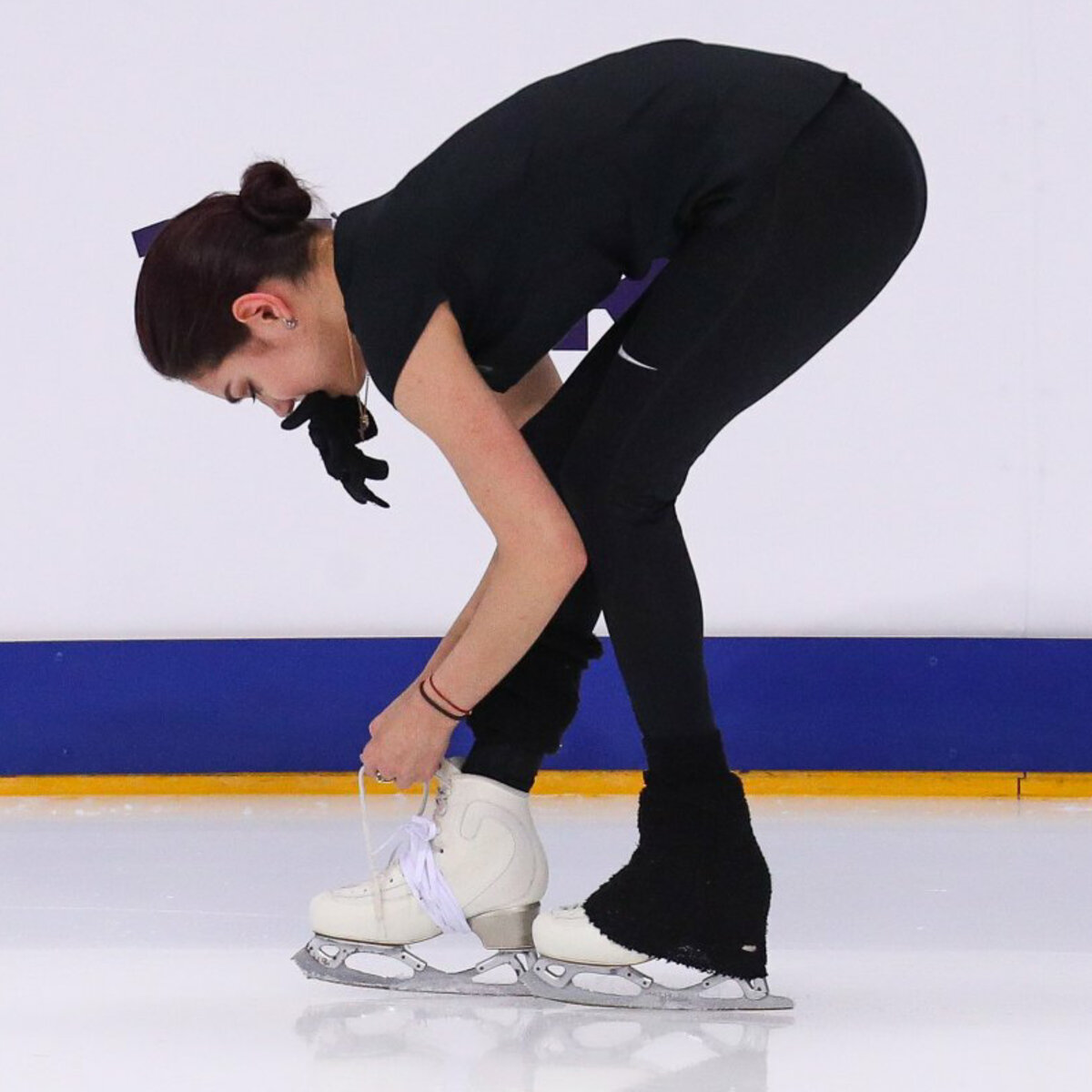 Пытается починить сломанный конек