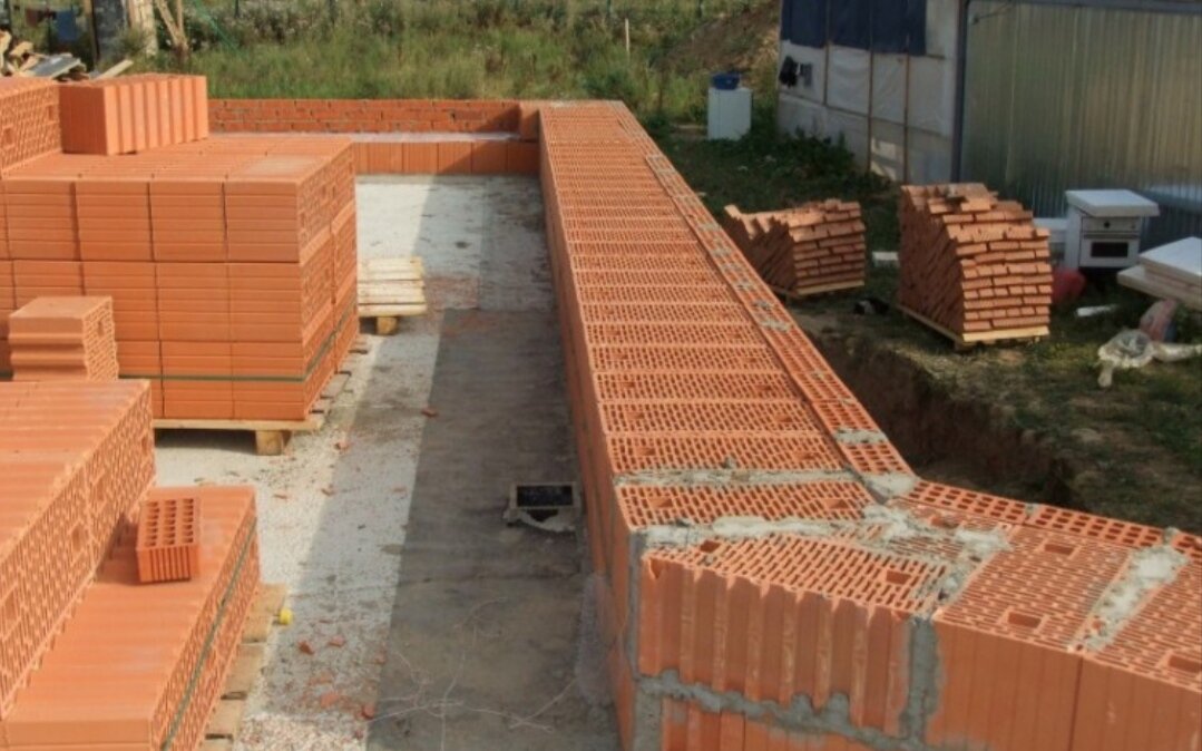 Стройка домов. Кирпич дом возведение. Кирпичный дом. Кирпич дом возведение. Кирпич дом возведение.