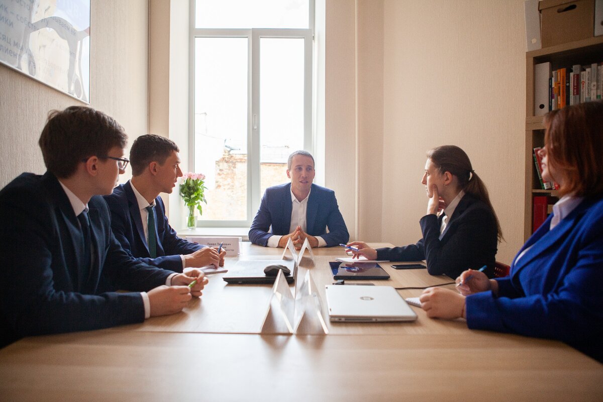 Для руководителя требовательность является необходимым качеством. Иначе его просто не будут слушаться и воспринимать как руководителя. Однако требовательности хватает далеко не всем, занимающим управленческие должности.  Поэтому для развития требовательности я рекомендую следующие приемы:
⠀
1. Для начала не пытайтесь требовать слишком многого. Пусть требований будет немного, но каждое из них должно быть доведено до конца.
⠀
2. Если вы не уверены, что сможете преодолеть сопротивление, то лучше не требуйте, а спрашивайте, предлагайте, мотивируйте и т.д. Невыполнение требования роняет авторитет.
⠀
3. Выработайте силу безразличия. Это равноприемлемый альтернативный сценарий вашего поведения на случаи, когда подчинённый: всё-таки откажется выполнять ваше требование обидится, начнёт угрожать чем-либо, или уволится. Пока вы боитесь его обиды или увольнения, требовать будет очень сложно.
⠀
4. Готовитесь потребовать что-либо у подчинённых, пользующихся покровительством вышестоящего руководства? Имеет смысл заранее заручиться поддержкой на этот случай у того самого руководства.
⠀
5. Наращивание степени мотивов и оснований для требования. Начинайте с самого лёгкого – внешних требований. Затем переходите к письменным нормам. Затем - к устным договорённостям.
⠀
6. Требовательные слова.Надо уметь произносить требовательные слова. Тренируйтесь перед зеркалом, произнося «необходимо», «обязательно», «надо» и т.д.
⠀
7. Требовательный тон. Огромное значение имеет ещё и то, как это произносится. Тон должен быть требовательным, твёрдым, без улыбки, не мягким, не просящим, не уговаривающим.
⠀
8. Тренируйте требовательность в безопасных условиях лучше с теми, кто вас просто обязан слушаться в силу разницы статуса. Договоритесь о правилах, а затем требуйте их соблюдения.
⠀
9. Ну и, конечно, прекрасным тренажёром для развития требовательности являются «Управленческие поединки».
⠀
Друзья, а как у вас обстоят дела с требовательностью? Всегда все получается? Или нужны тренировки?