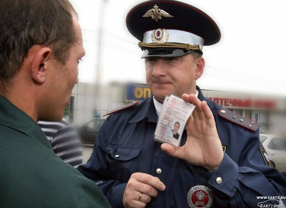 Можно ли гаишнику показать фото прав