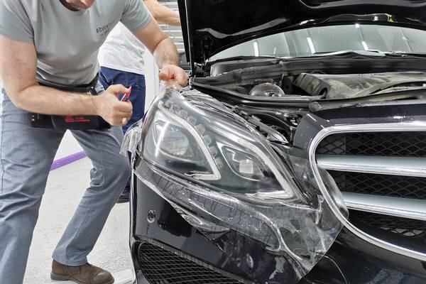 Установка защитной пленки на проблемные места автомобиля