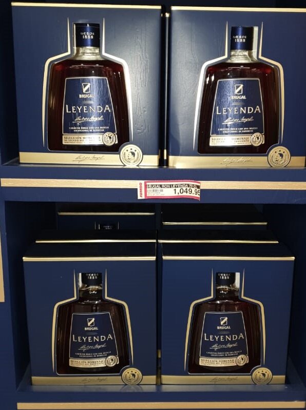 Ром Brugal  Leyenda. Представитель премиумного сегмента  с ценой порядка 20 долларов за бутылку. Хороший подарок настоящему другу из Доминиканы.