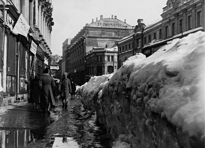 На улицах Москвы
Неизвестный автор, 1918 год, г. Москва, ул. Кузнецкий Мост, д. 12, МАММ/МДФ.