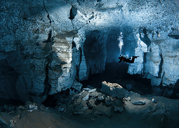 Дайверы забрались в одну из самых длинных подводных пещер в России: вот что там было