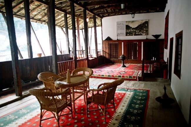 
Двери музея открывают перед вами экспозиции на тему традиционного быта албанцев, включая народные ремесла и промыслы. Несмотря на молодой возраст музея, его архивы насчитывают свыше 1000 экспонатов.