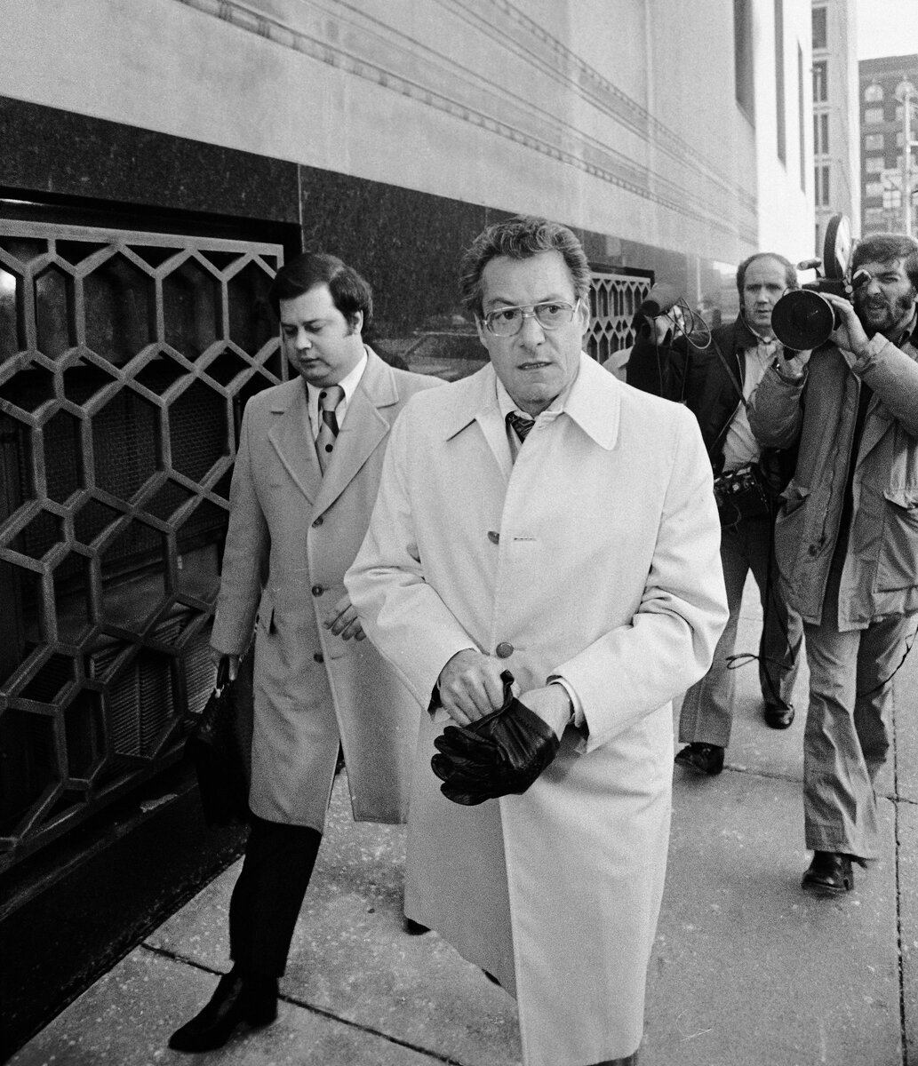 Сальваторе Бригульо из Нью-Джерси покидает федеральный суд Детройта 4 декабря 1975 года, после того как предстал перед большим жюри, расследующим исчезновение бывшего босса Teamsters Джимми Хоффа. Бригульо был бизнес-агентом Teamsters Local 560 и давним партнером Энтони "Тони Про" Провенцано. Getty Images