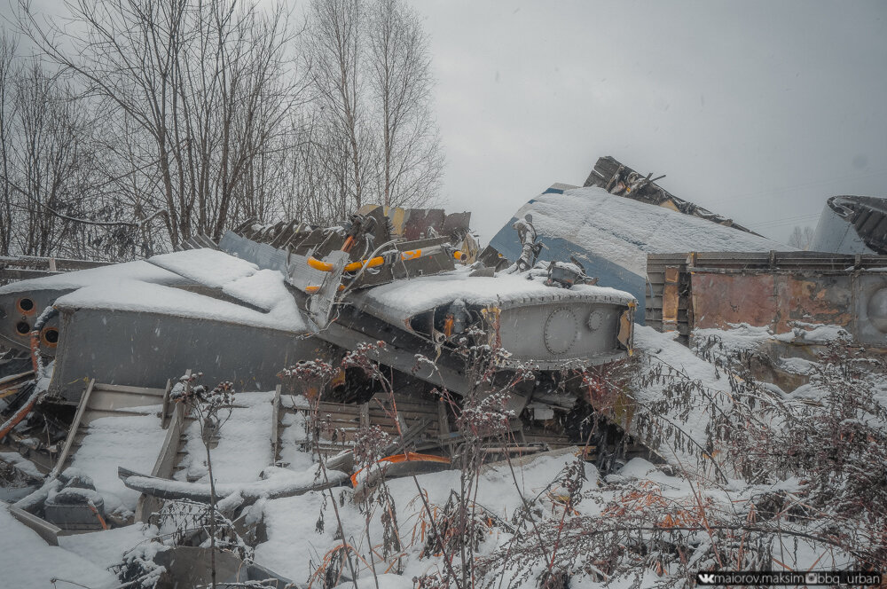 Обнаружил разорванный на куски АН-12 в поле у деревни! Залез в кабину, показываю фото изнутри