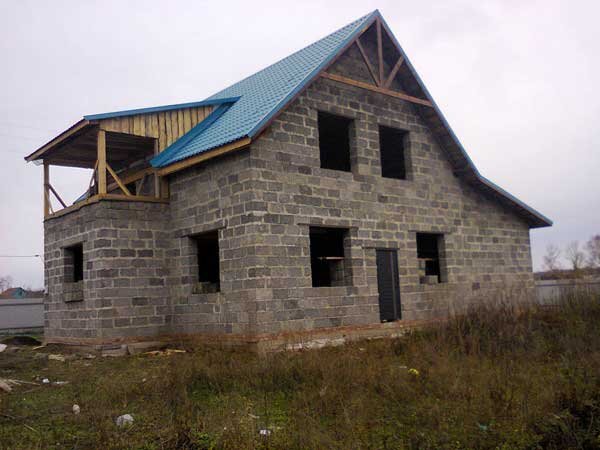 Фото: stroidom-shop.ru/wp-content/uploads/2015/10/1.-dom-iz-arbolita.jpg