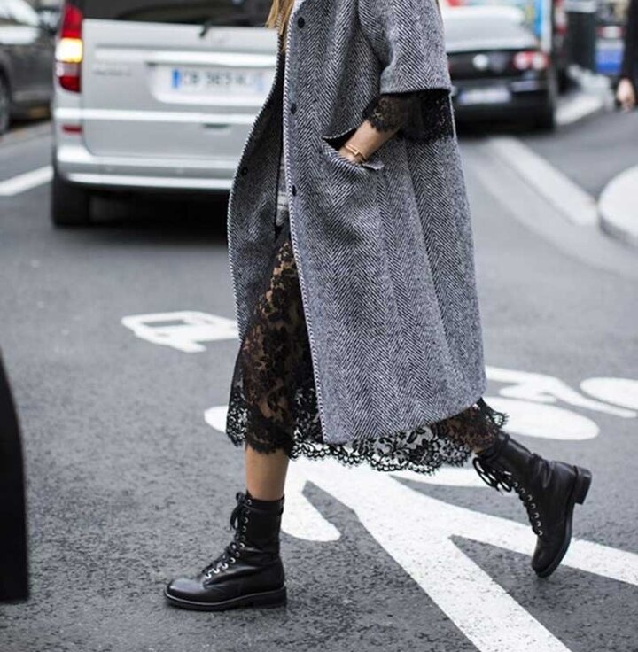 Хоть ботинки и называются "грубые", но они прекрасно смотрятся в женственном образе. Так же их можно носить с любыми брюками. 