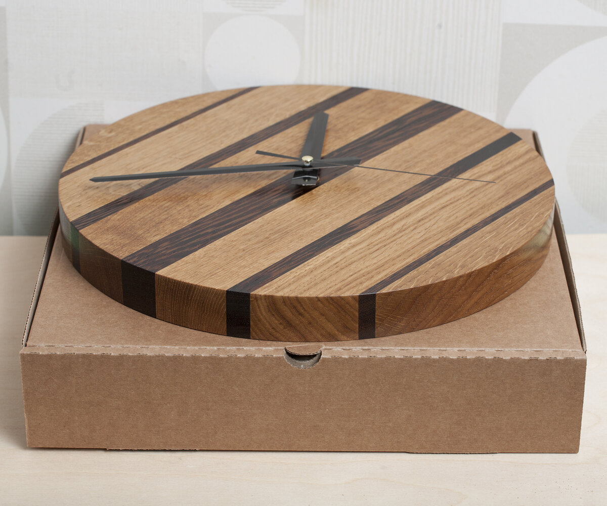 Настенные часы. Материал: дуб, венге. 