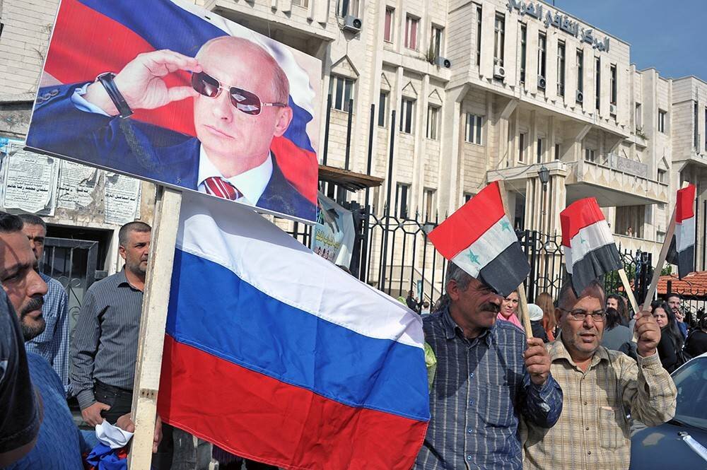 Сирийцы в российским флагом