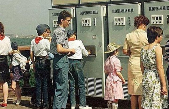 автоматы с газированной водой.