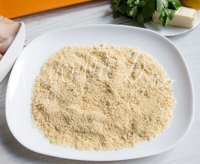 Рыбу солим и перчим по вкусу. Миндаль перемалываем максимально мелко. Смешиваем с сухарями. 