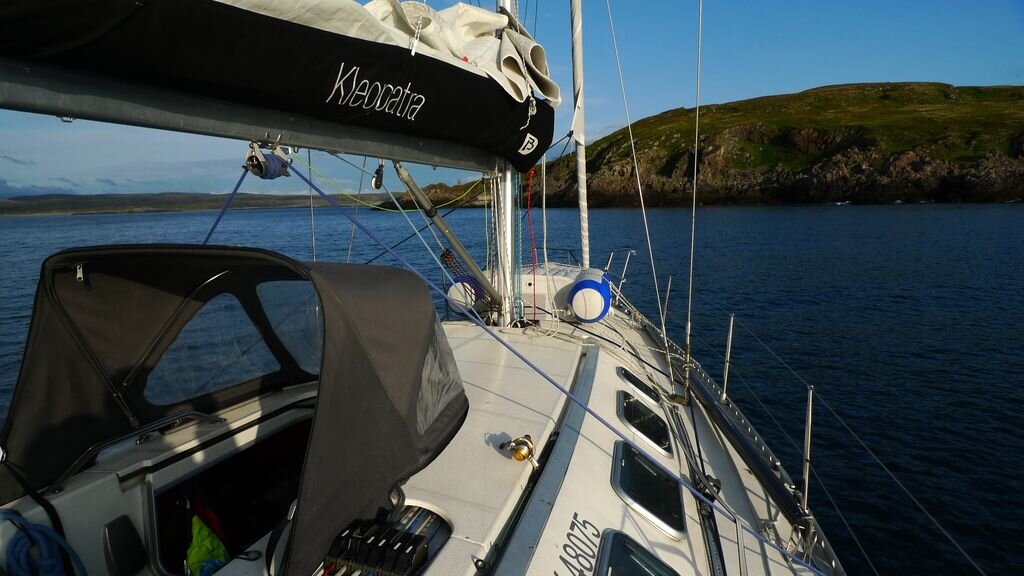 Яхта Клеопатра у острова Харлов