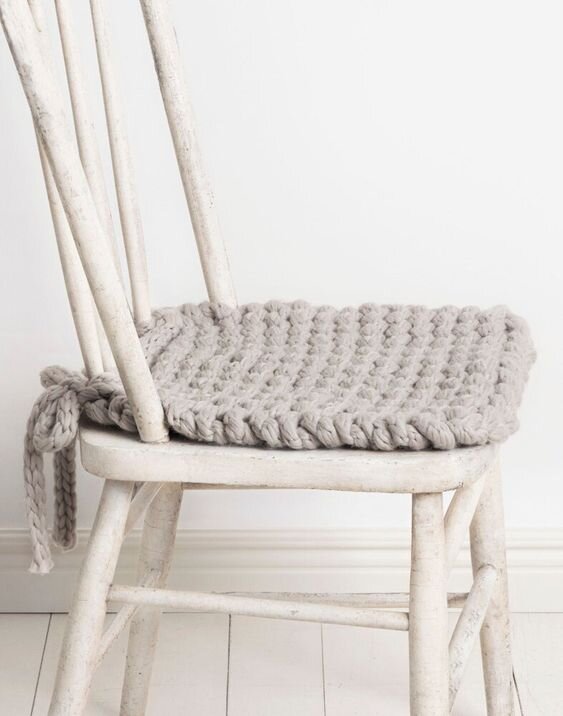 Бесплатное описание доступно на сайте https://www.lovecrafts.com/en-us/p/champlin-chair-cushion-in-blue-sky-fibers-woolstok-jumbo-201902-downloadable-pdf