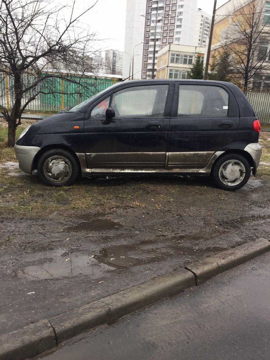 Принципиально сам помощником Москвы не наказываю. Виновато правительство Москвы , что до такого нарушения довели сознательно хозяев . Если бы исполнителя штрафовали за это - то можно было бы и принести им квиток на оплату за парковку на газоне . 