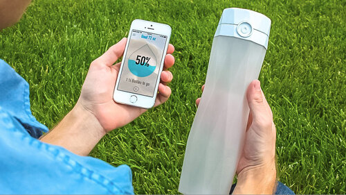 3. Интеллектуальная бутылка для воды.  Эта умная бутылочка поможет рассчитывать суточную норму воды, что  немаловажно не только во время диеты, но и просто в повседневной жизни.