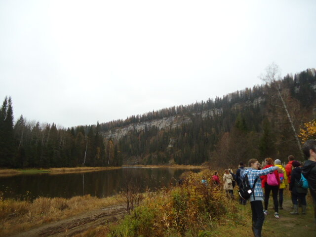 Мы идём вдоль берега реки Усьвы. Впереди, вверху виден массив скал