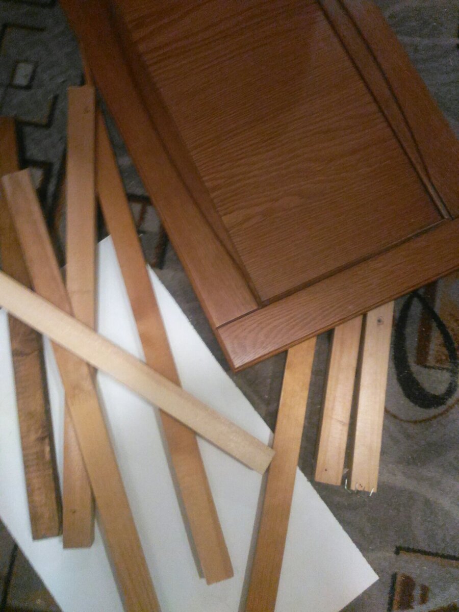 Бруски и запасной фасад , из которого в основном и сделан шкафчик
