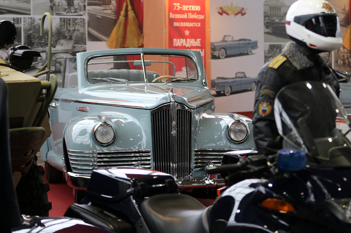 1 мая 1953 года фаэтон ЗиС-110Б сменил коней, на которых традиционно выезжали командующий и принимающий военные парады на Красной площади  