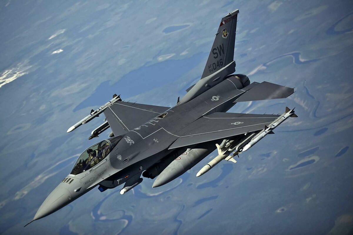 Американский истребитель F-16