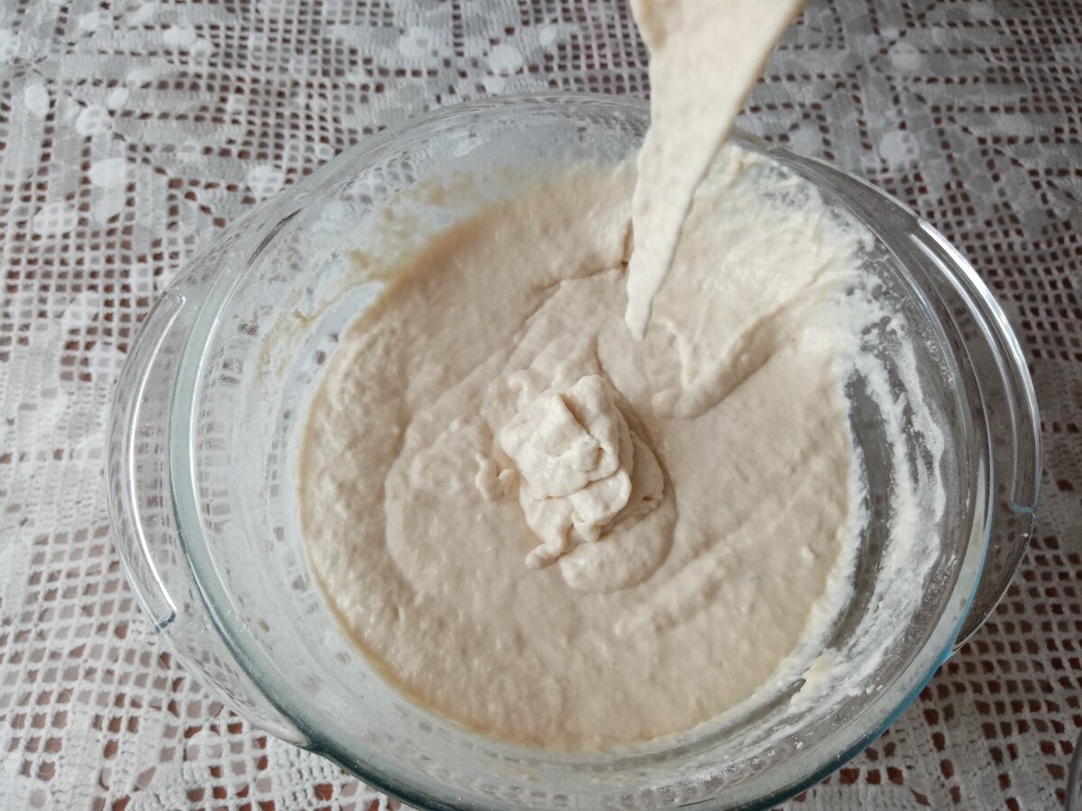 Замесить густое тесто.