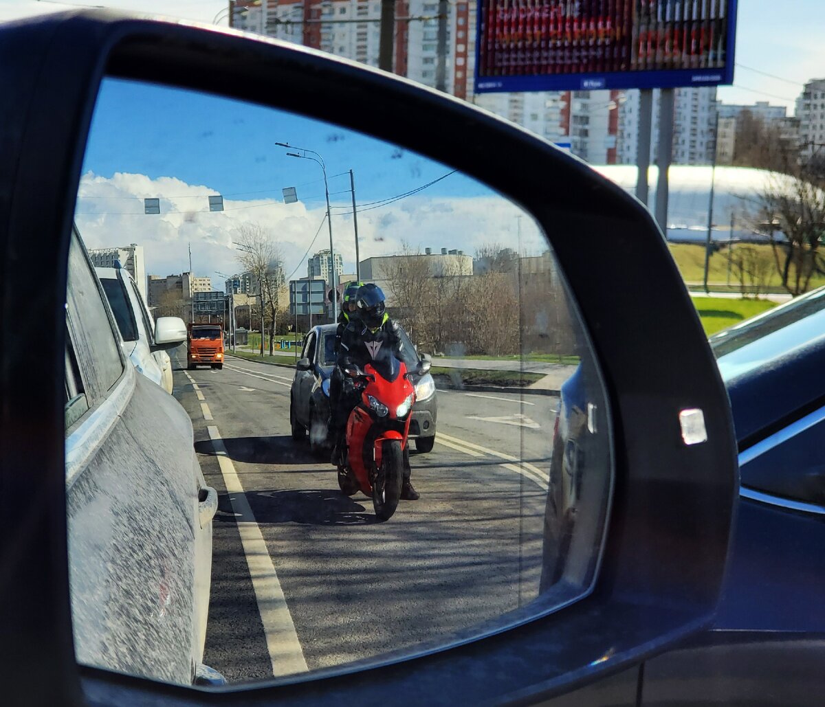 Апрель 2020. Сладкая парочка на спортивном мотоцикле Honda во время самоизоляции в Москве.