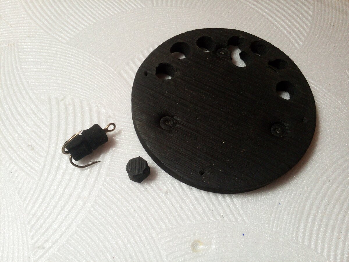 Большие отверстия делать не надо в резиновых пробках,мягкая и так налезет. Надеваем 3 штуки на хвостовой тройник, иначе плавать не будет хвост.