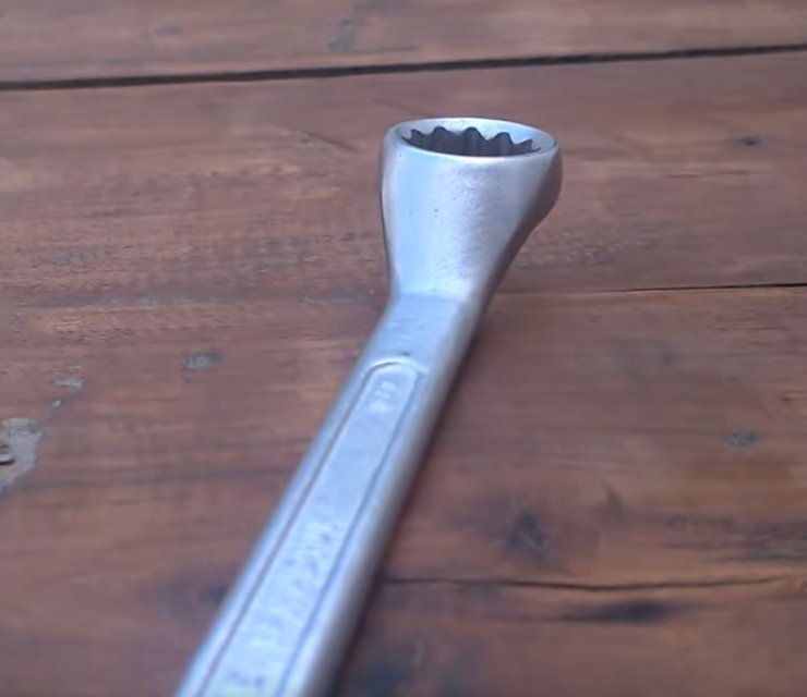 лежит, ждет....