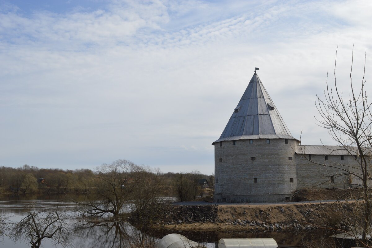 Староладожская крепость с берега