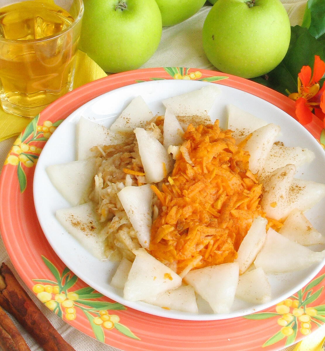 Тыкву и яблоко для салата можно порезать соломкой, кубиками, а можно - просто потереть на терке. Я люблю тыкву с яблоком в сочетании с корицей. При желании в салат можно добавить и другие ингредиенты