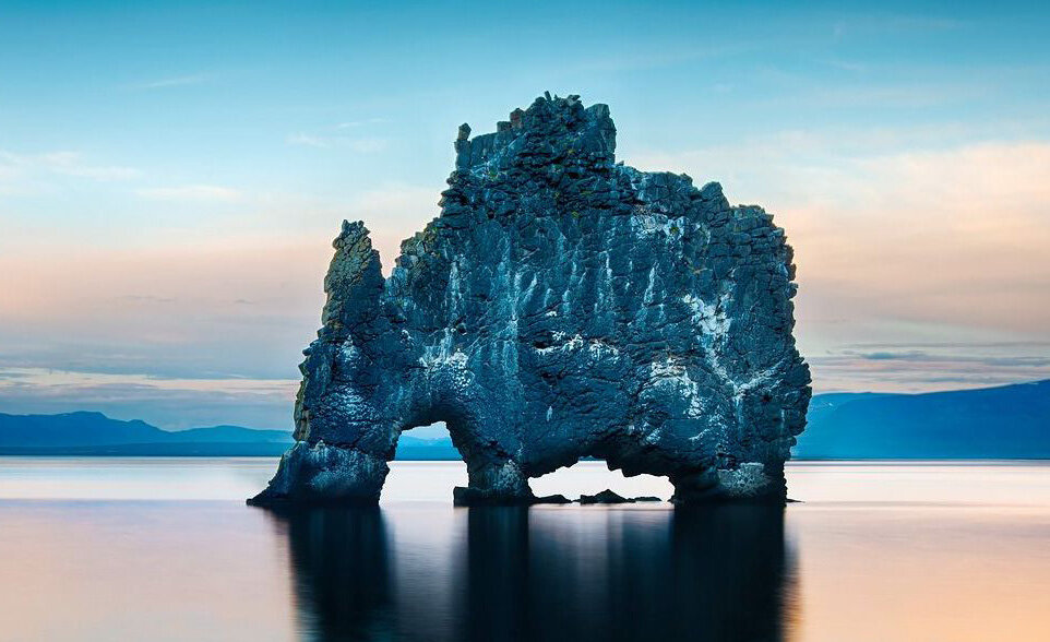 Белая скала в Исландии