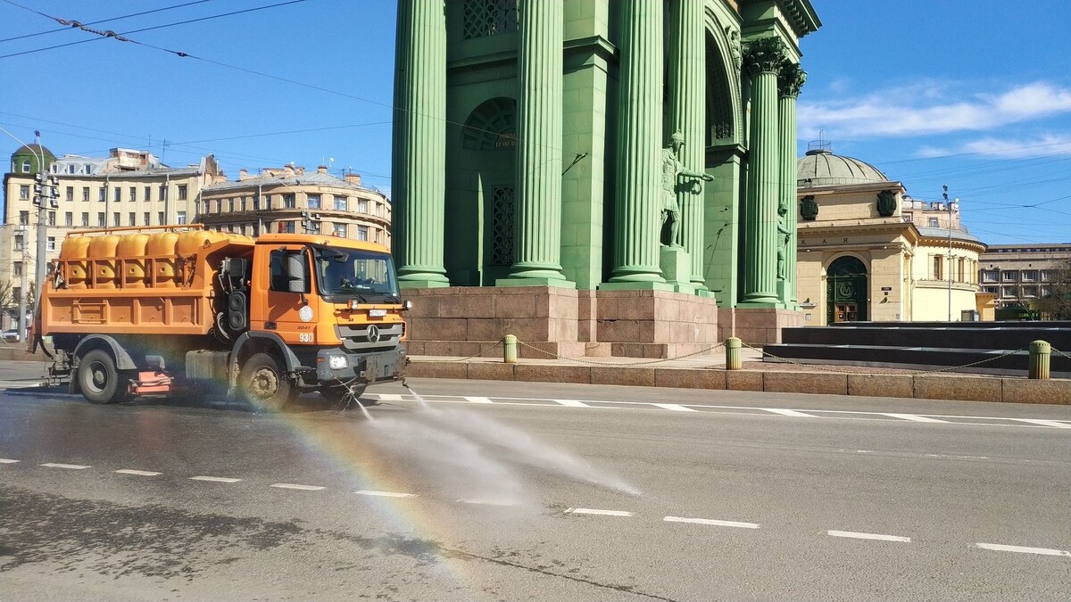 Такую же машину я видел на соседней улице 09.04.2020  Дезинфекция в центре Петербурга  Фото из открытых источников