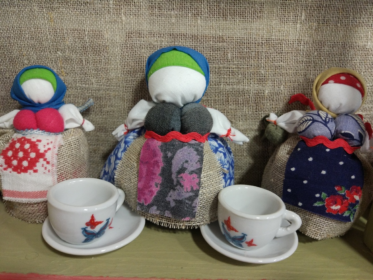 Обережные куклы с большой грудью и животом полным крупы и трав (Фото автора)