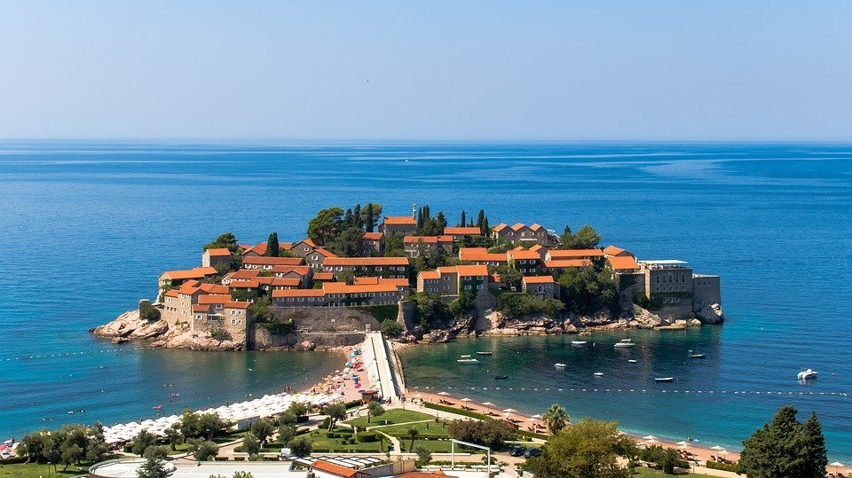 фото Черногория https://cdn.pixabay.com/photo/2019/08/14/04/59/montenegro-4404726_960_720.jpg