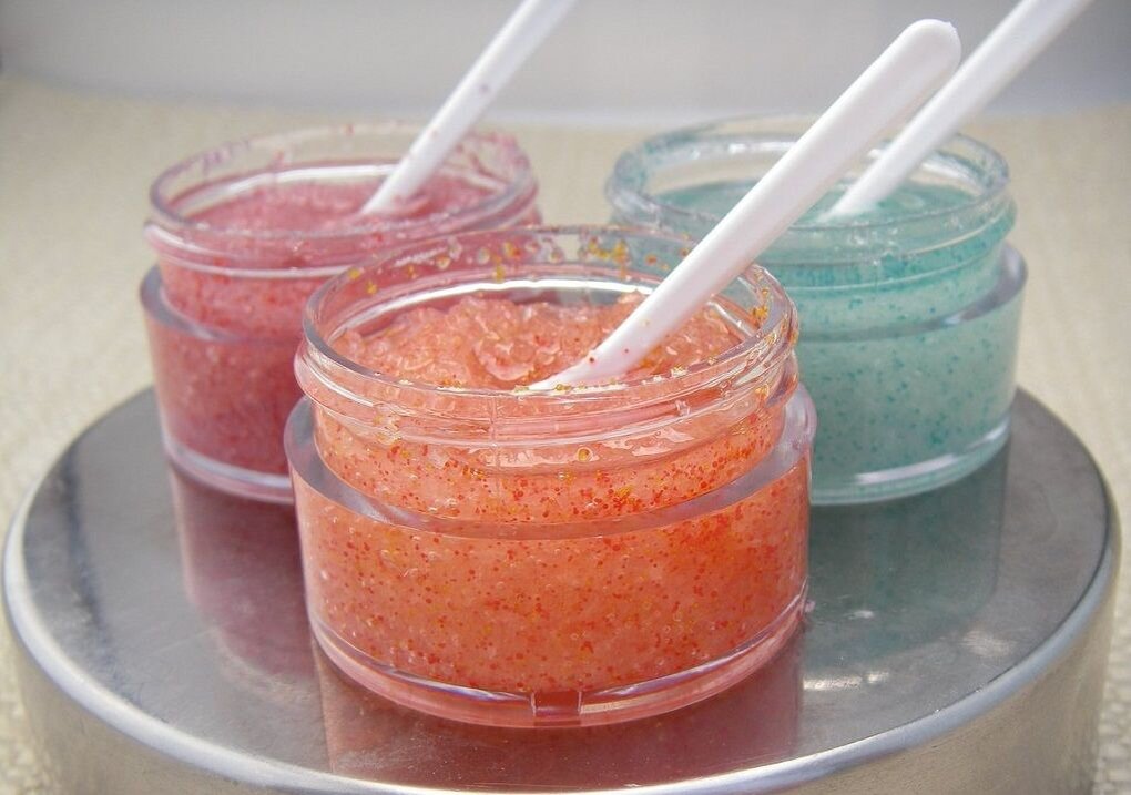 Антицеллюлитный кофейный скраб
Это один из самых популярных составов, который обладает прекрасным антицеллюлитным эффектом. Такой скраб делают из кофейной гущи, которую можно смешать с засахаренным медом. Также вполне можно добавлять оливковое масло в состав. Смесь из кофе и меда допускается оставлять на коже около 15 минут. Благодаря регулярному применению такого средства удастся справиться с целлюлитом и придать коже упругость.