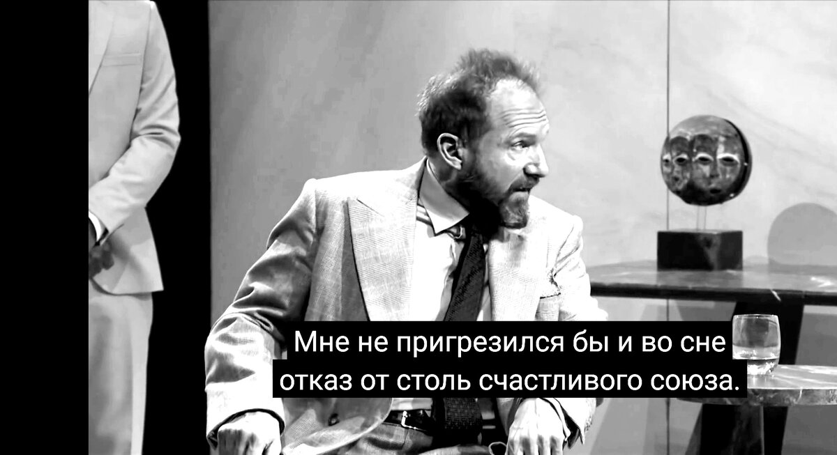 Африканская маска на заднем плане не просто так поставлена